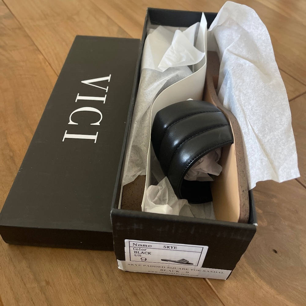 VICI SKYE PADDED SQUARE TOE SANDAL BLACK